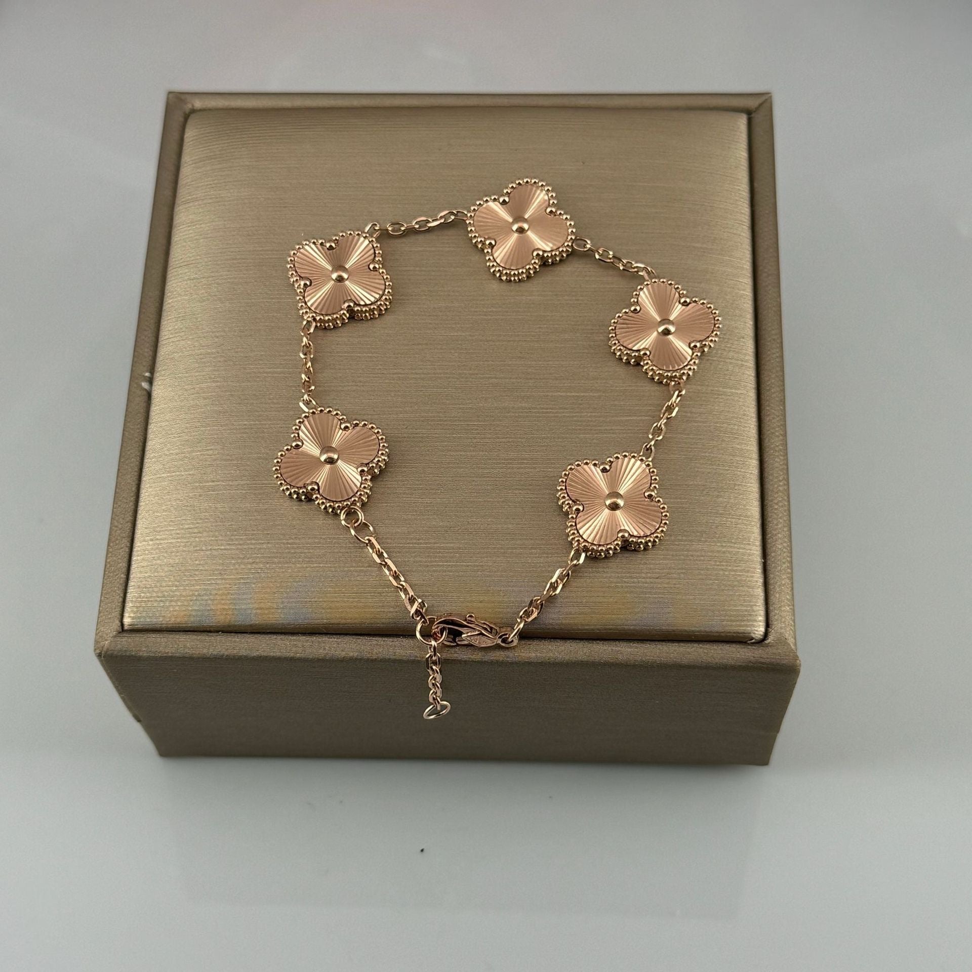 High Version Full Diamond Mother-of-Pearl Laser Five-Flower Bracelet Lucky Four-Leaf Clover Bracelet Electroplated Thickened Van Family Bracelet Wholesale