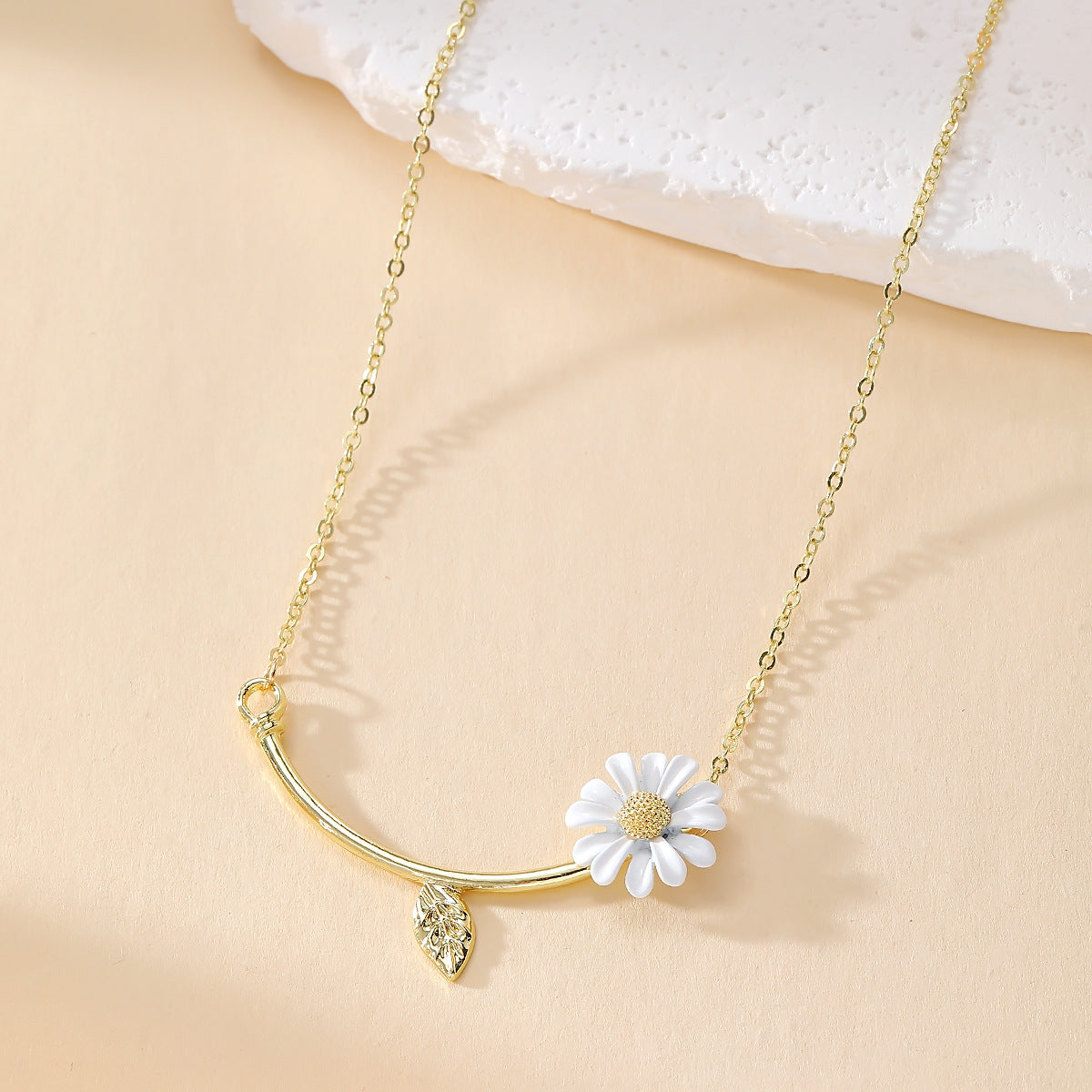 Hot-Selling Daisy Necklace for Women Sweet Fashion Versatile Flower Design Clavicle Chain Necklace
