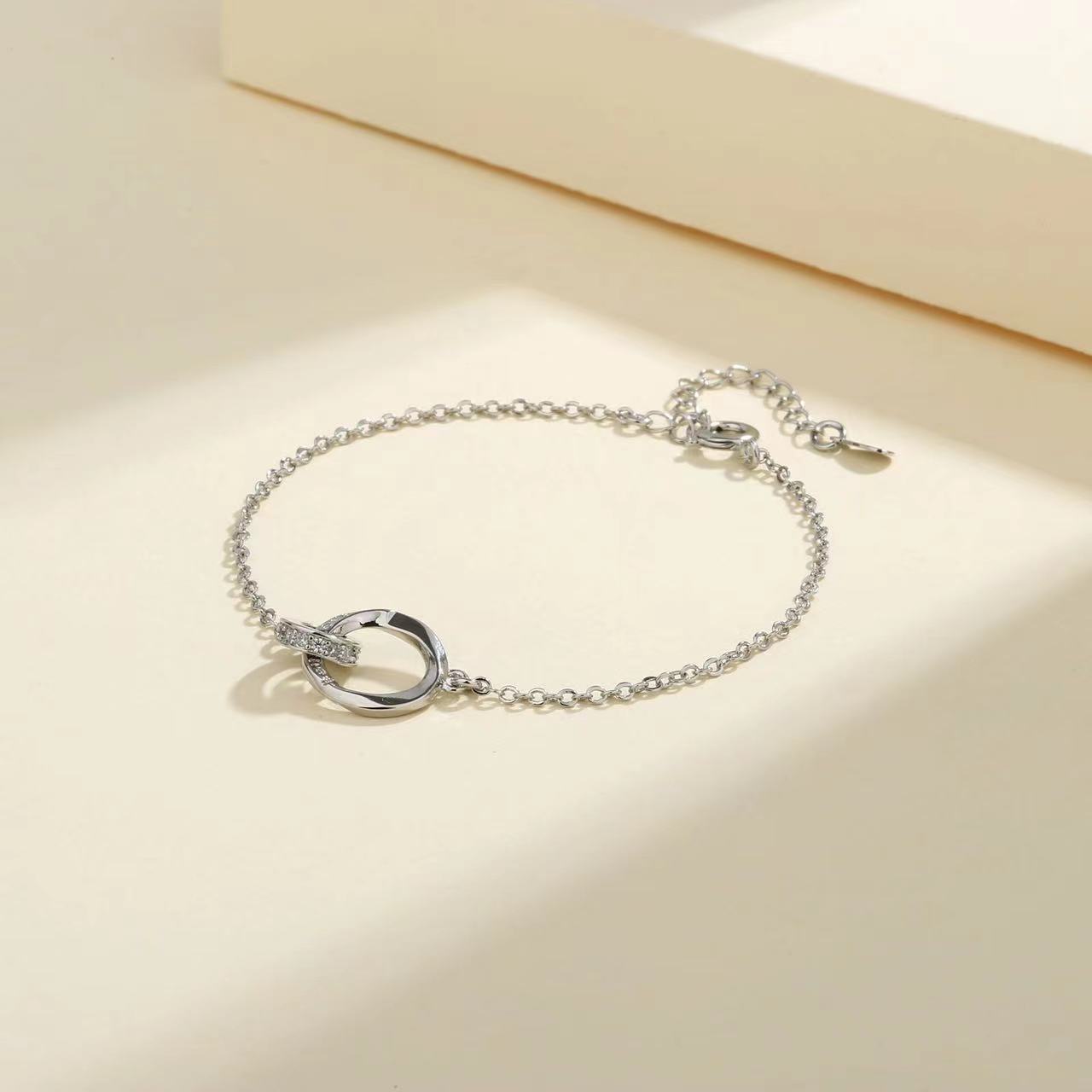Korean Version Interlocking Möbius Strip Couple Necklace for Women, Light Luxury Niche Collarbone Chain Pendant, Long Distance Relationship Gift