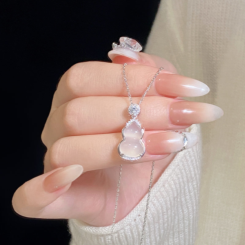 Imitation White Chalcedony Gourd Necklace for Women New Ins Light Luxury Niche Collarbone Chain Sweater Pendant Gift for Girlfriend or Best Friend