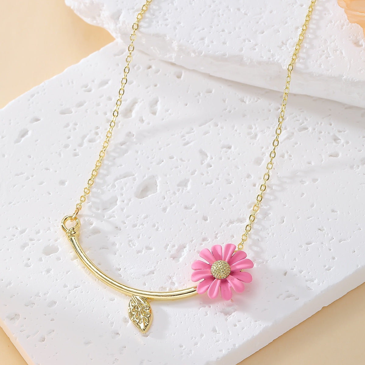 Hot-Selling Daisy Necklace for Women Sweet Fashion Versatile Flower Design Clavicle Chain Necklace