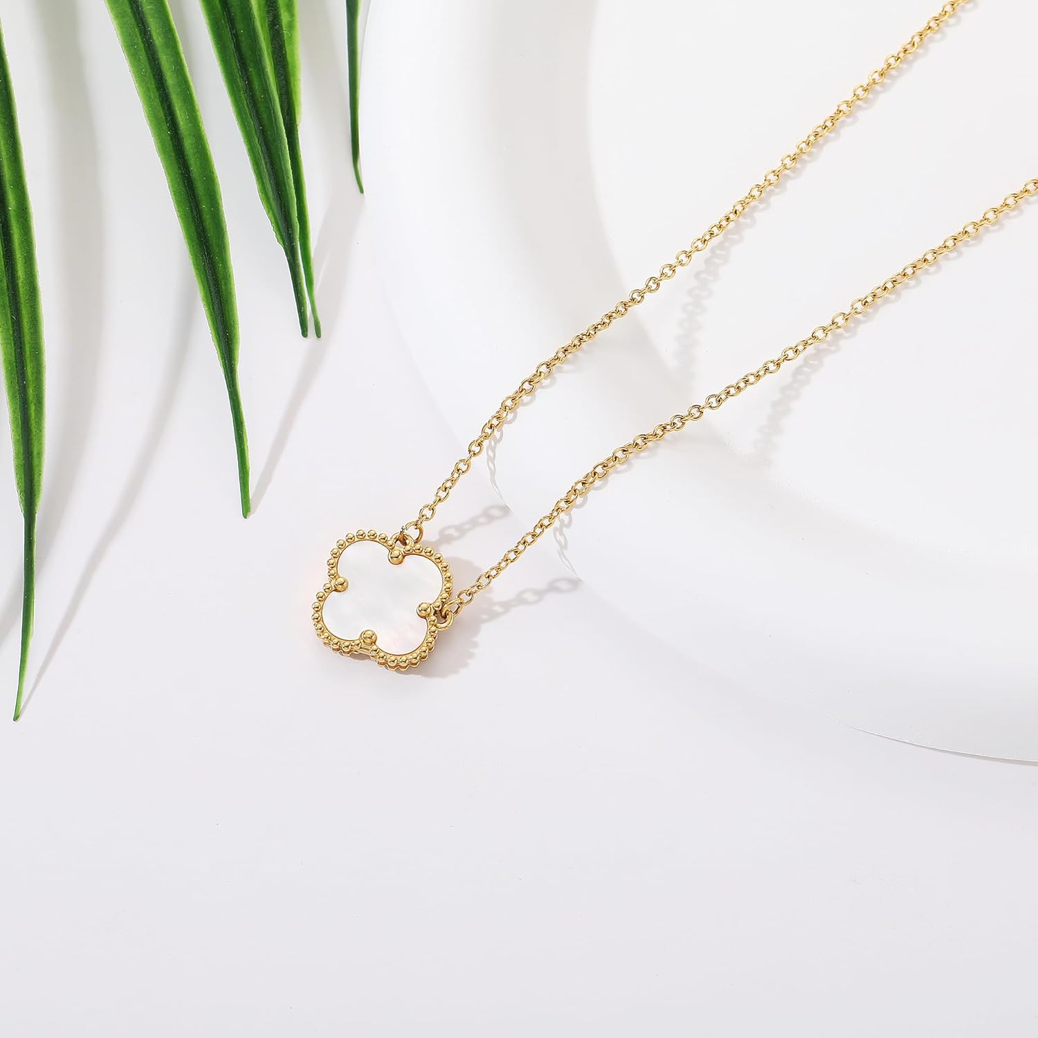 Clover Pendant Necklace for Women 18K Gold Plated Four Leaf Clover Necklaces Lucky Simple Jewelry Gifts for Women
