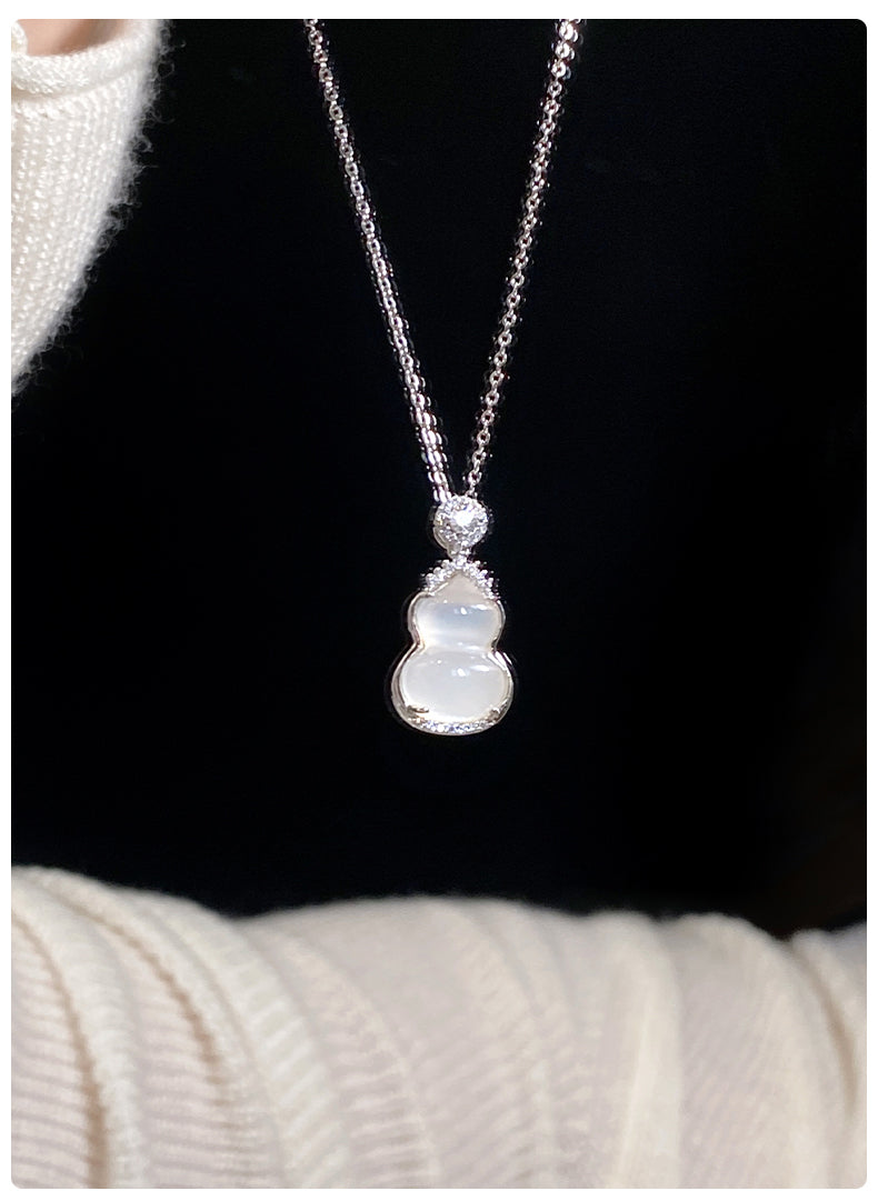 Imitation White Chalcedony Gourd Necklace for Women New Ins Light Luxury Niche Collarbone Chain Sweater Pendant Gift for Girlfriend or Best Friend