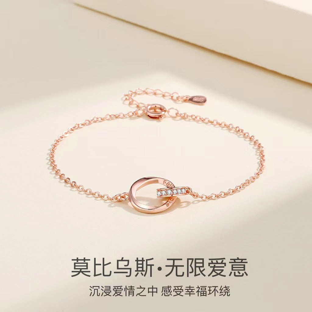 Korean Version Interlocking Möbius Strip Couple Necklace for Women, Light Luxury Niche Collarbone Chain Pendant, Long Distance Relationship Gift