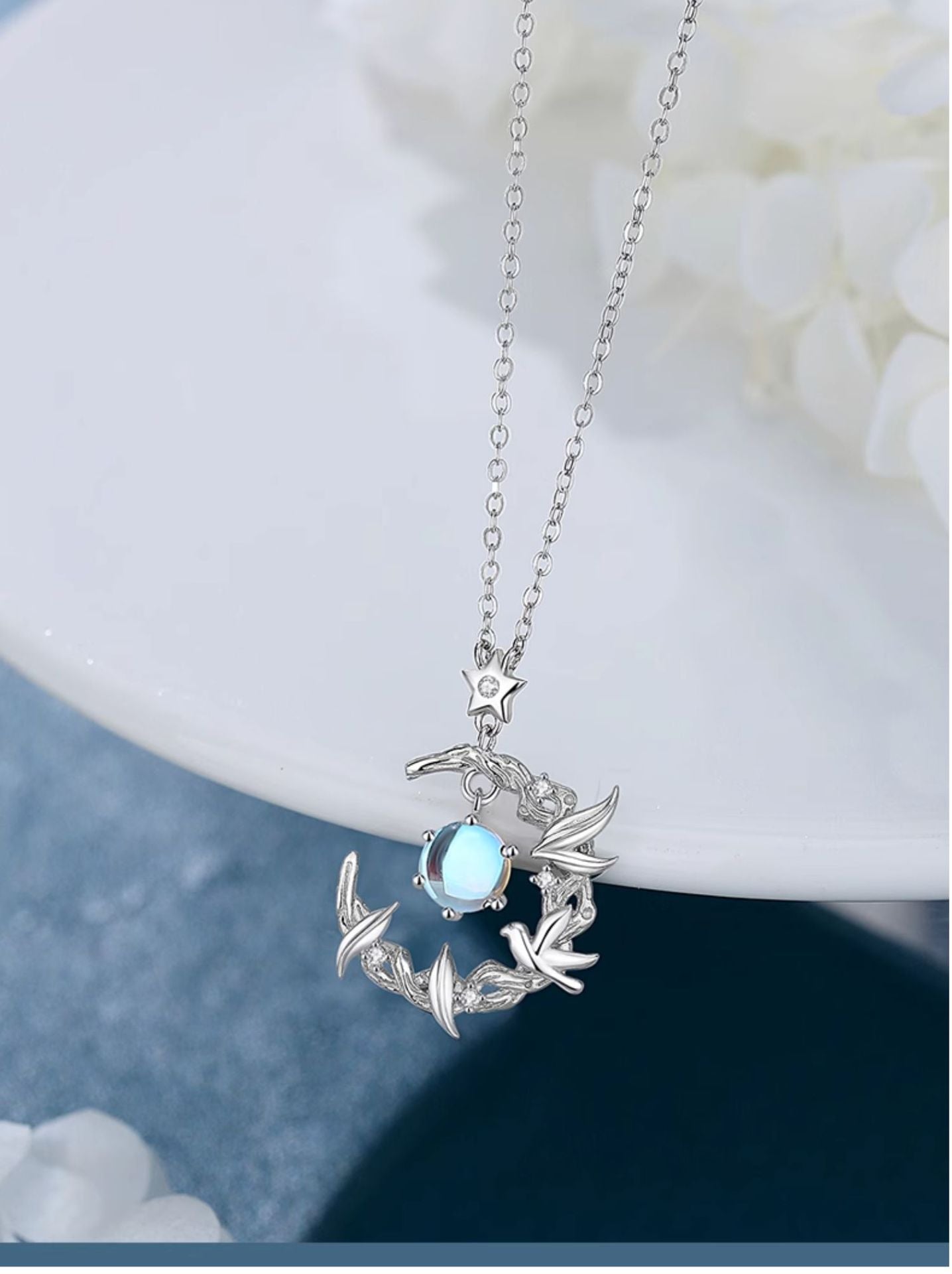 Blue Eucalyptus and Bird Necklace for Women, Niche Style, Elegant and Luxurious Design, High-Quality Texture, Versatile Sweet Collarbone Chain, Gift for Girlfriend