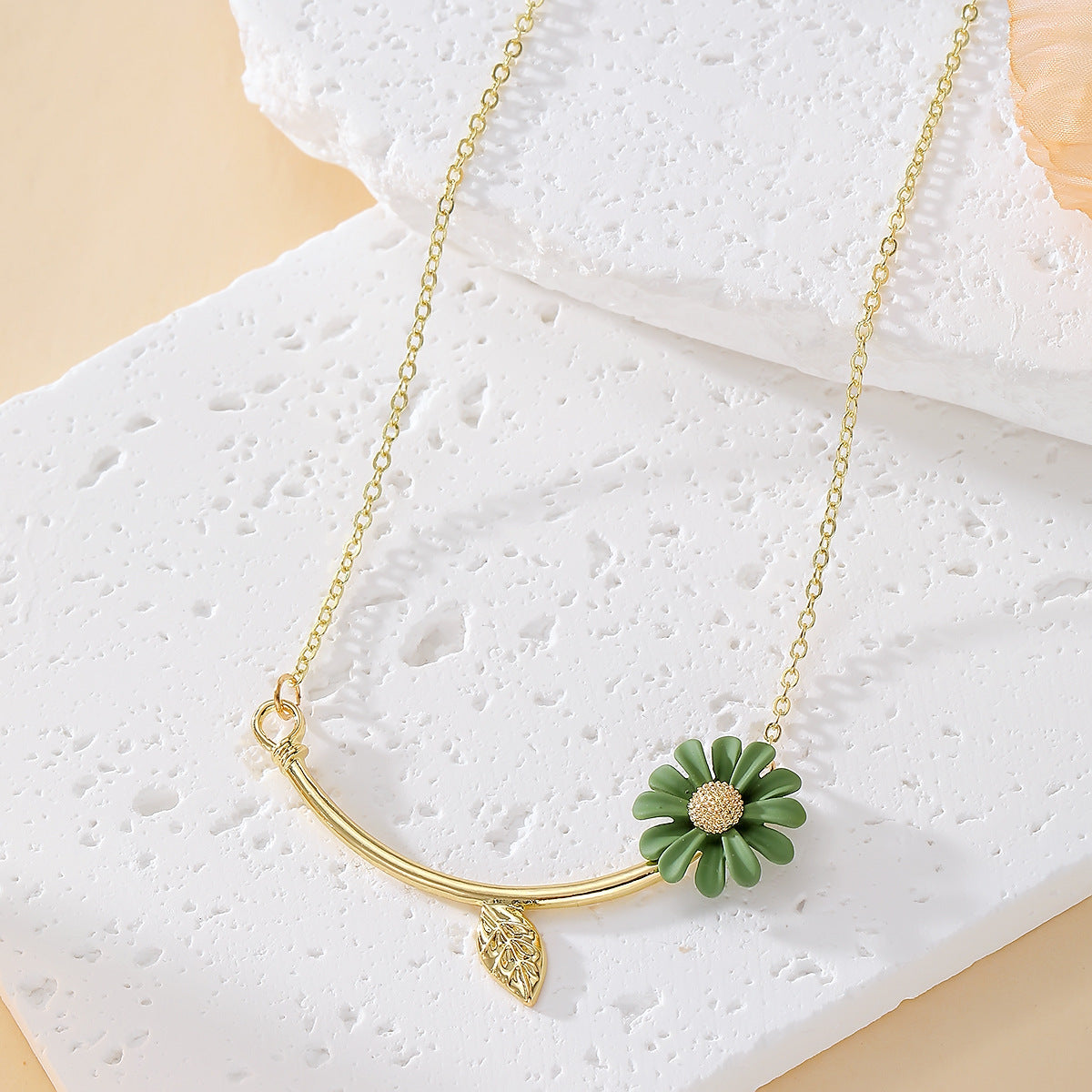 Hot-Selling Daisy Necklace for Women Sweet Fashion Versatile Flower Design Clavicle Chain Necklace