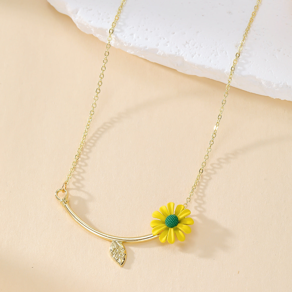 Hot-Selling Daisy Necklace for Women Sweet Fashion Versatile Flower Design Clavicle Chain Necklace