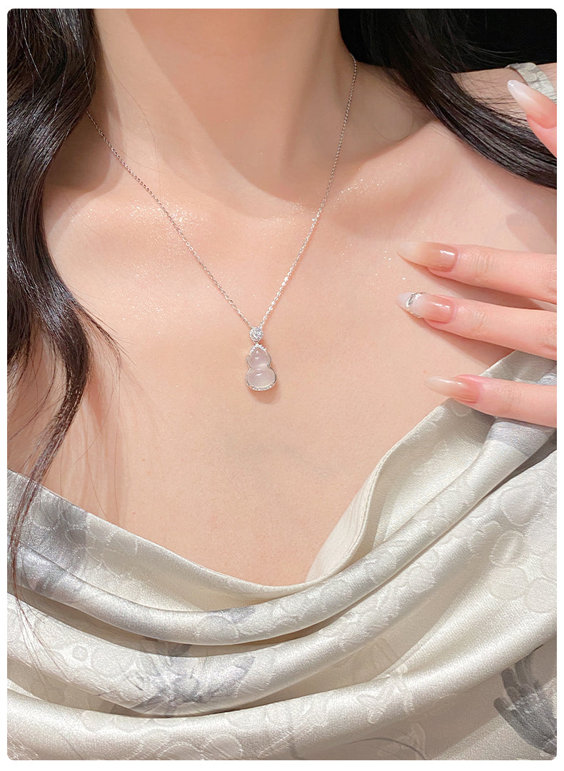 Imitation White Chalcedony Gourd Necklace for Women New Ins Light Luxury Niche Collarbone Chain Sweater Pendant Gift for Girlfriend or Best Friend